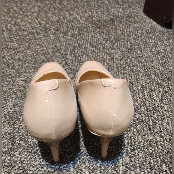 Madden Girl Women's Cream Pumps - Picture 5 of 5
